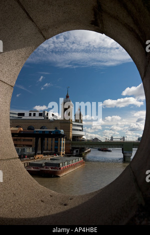 Aussicht über den Fluss Themse in Richtung Cannon Street Bahnhof durch Bullauge auf Southwark Bridge Stockfoto