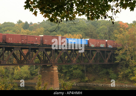 Pan bin Eisenbahn Güterzug im Osten Deerfield Hof Massachusetts USA gewechselt wird Stockfoto