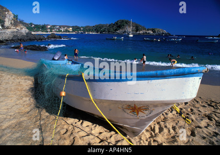 Mexiko, Oaxaca, Menschen Baden am Strand von Zipolite Stockfoto