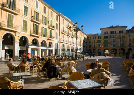 Palma-Mallorca-Spanien-Touristen und einheimische entspannen Sie sich im Plaza Mayor einen großen Platz im Zentrum der Stadt Stockfoto