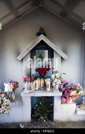 Innerhalb eines am Straßenrand Votiv-Kapelle im Staat Chihuahua, Mexiko. Stockfoto