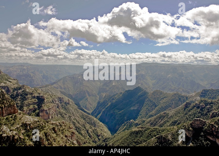 Blick auf Copper Canyon und der Sierra Tarahumara von Divisadero, im Staat Chihuahua, Mexiko gesehen. Stockfoto