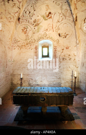 Die Gebet-Kammer im Kloster Vadstena mit dem Sarg, in dem der Heilige Sankt Birgitta war, transportiert 1373 Stockfoto