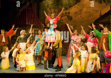 Das große Finale des Mother Goose Amateur Pantomime mit all den Darsteller auf der Bühne in Aberystwyth Arts Centre Wales UK Stockfoto