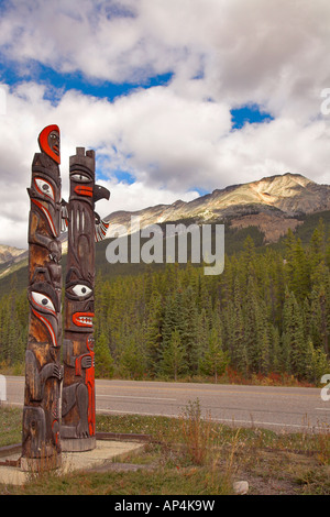 Totem Indianer Spalten auf der Autobahn in Kanada Stockfoto