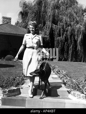 RITA HAYWORTH - US-Schauspielerin zu Fuß ihren Hund Dobermann Francesco in ihre Heimat im Jahre 1942 Hollywood Stockfoto