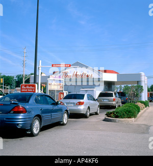 Autos warten in der Linie für Service bei Tim Hortons Drive Thru fast food Restaurant in Fort Erie, Ontario Kanada KATHY DEWITT Stockfoto