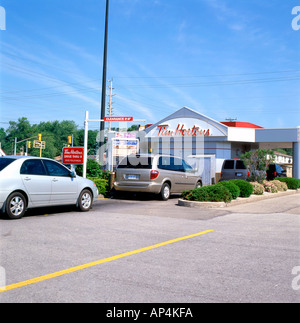 Autos Futter bis Kaffee, Donuts und Fast Food bei Tim Hortons Drive Thru cafe shop shop Restaurant in Ontario Kanada KATHY DEWITT zu kaufen Stockfoto