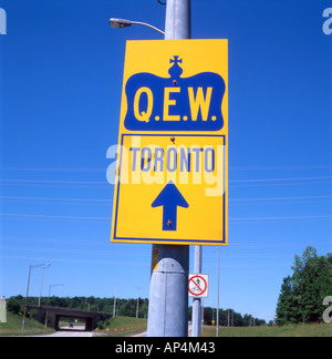 Ein Schild der QEW Autobahn nach Toronto in Fort Erie, Ontario Kanada Stockfoto