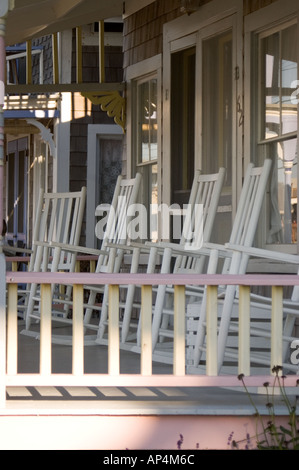 Detail der Schaukelstühle auf der Veranda des bunten Martha es Vineyard Haus Stockfoto