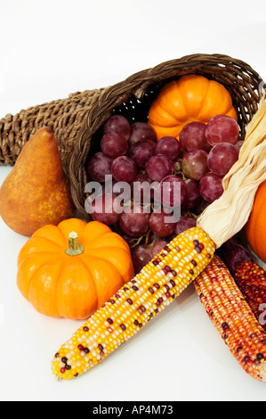 Nahaufnahme der Thanksgiving-Ernte-Szene mit Füllhorn auf weißen Hintergrund isoliert Stockfoto