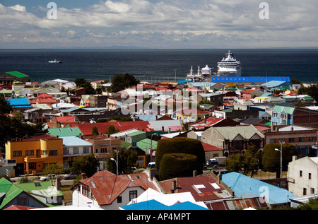 Blick auf Punta Arenas, Chile von einem Aussichtspunkt über die Stadt in Richtung die Magellanstraße. Stockfoto