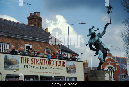Stratford-Tour-Bus voller Touristen und Statue von Harlequin Stratford-upon-Avon, Warwickshire, England Stockfoto