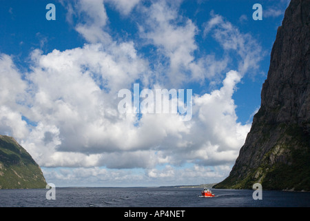 Ein einsames Boot auf Western Brook Pond, Gros Morne National Park, Neufundland, Kanada. Stockfoto