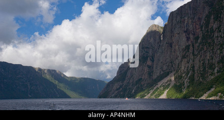 Ein einsames Boot auf Western Brook Pond, Gros Morne National Park, Neufundland, Kanada. Stockfoto