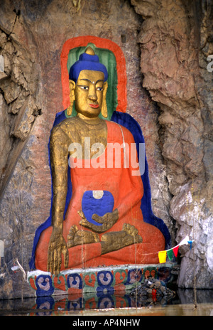 Ein aus dem 11. Jahrhundert ist SHAKYAMUNI BUDDHA geschnitzt aus einem Stein Felsen in der Nähe von LHASA-TIBET Stockfoto