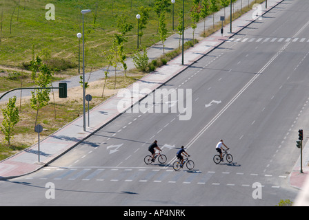 Drei Radfahrer auf einer einsamen Landstraße Kreuzung Stockfoto