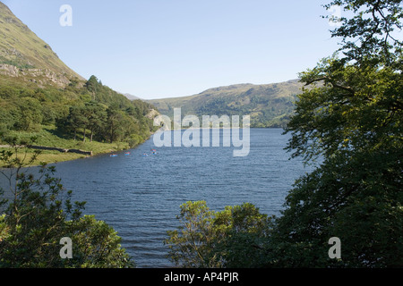 Kanus auf Llyn Dinas in Nant Gwynant Tal, Snowdonia, Nordwales Stockfoto