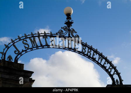 dh John Smith Brauerei TADCASTER NORTH YORKSHIRE John Smiths alte Brauerei Gateway Ortseingangsschild Stockfoto