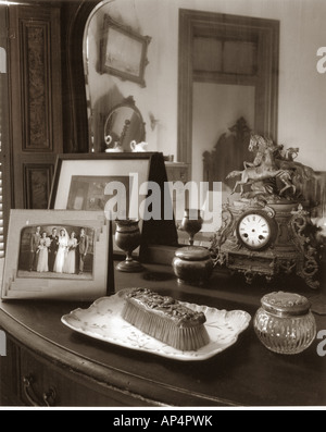 Ende 1800 s Schlafzimmer Kommode mit viktorianische dekorative Accessoires und frühen 1900er Jahren Hochzeit Porträt. Stockfoto