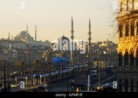ISTANBUL, TÜRKEI. Ein Tilt-Shift-Blick über die Galata-Brücke aus Karakoy Yeni Moschee und Eminönü Bezirk. 2007. Stockfoto
