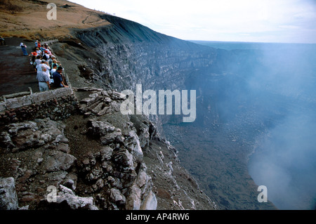 Nicaragua, Vulkan Masaya, aka Popogatepe. Touristen, die gerne über den Rand des Kraters dampfenden Santiago. Stockfoto