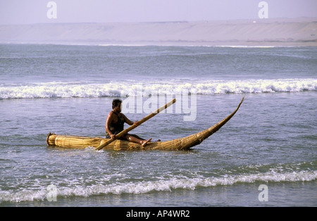 Südamerika, Peru, Huanchaco, Trujillo. Lokalen Fischerbooten, Caballitos de Totora Stockfoto