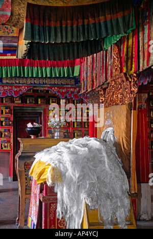 DALAI LAMA S Sitz in seinem Publikum HALL von GANDEN Palast Haus des Dalai Lamas 2 5 DREPUNG Kloster LHASA TIBET Stockfoto