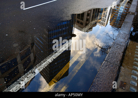 London Wall Gebäude spiegelt sich in einer Pfütze Stockfoto