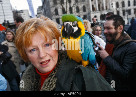 eine Frau mit einem Papagei auf der Schulter am Trafalgar Square in London Stockfoto