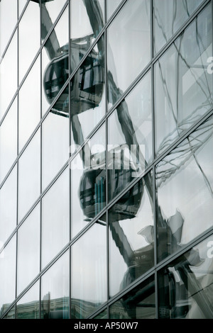 Reflexionen des Riesenrads In Selfridges Windows, Exchange Square, Manchester UK Stockfoto