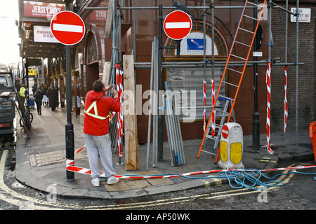 Ein Gerüstbauer arbeiten an einer Straßenecke in Soho, London Stockfoto