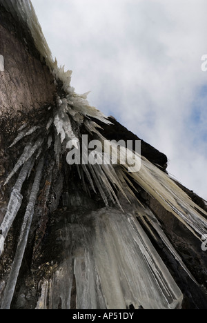 Blickte zu Eiszapfen auf einem überhängenden Felsen in Bosnien-Herzegowina & gebildet Stockfoto