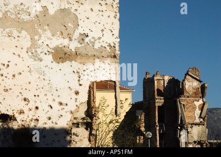 Pockennarbige und Bombe beschädigte Gebäude in Mostar, & Bosnien-Herzegowina. Foto-November 2007 Stockfoto