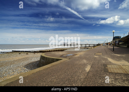 Promenade und entfernten Pier Cromer Norfolk UK Stockfoto