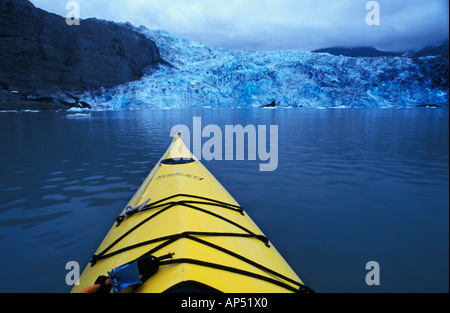 USA, Alaska, Kajak Valdez mit Shoup Gletscher im Hintergrund Stockfoto