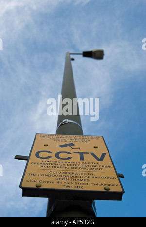 Vor einem blauen Himmel gesehen, gibt dieses britischen Schild mit schwarzem Text auf gelbem Hintergrund cctv in der sind in Betrieb Stockfoto