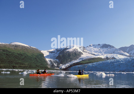 Nordamerika, USA, Alaska, Prinz-William-Sund, Harriman Fjord. Kajaker genießen Sie Ausblicke auf die Chugach Berge und Gletscher Stockfoto