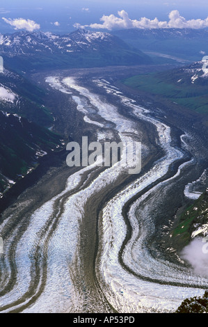 Nordamerika, USA, Alaska, Denali National Park. Tokositna Gletscher schlängelt sich von der Südseite des Mount McKinley Stockfoto