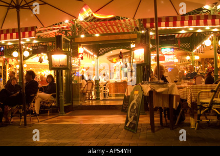 Café de Paris auf Avenida de Colon Puerto De La Cruz, Teneriffa bei Nacht Stockfoto