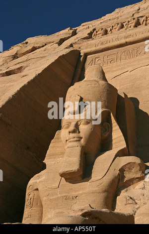 Nahaufnahme eines kolossalen Statuen von Ramses II, trägt die Doppelkrone von unter- und Oberägypten Stockfoto