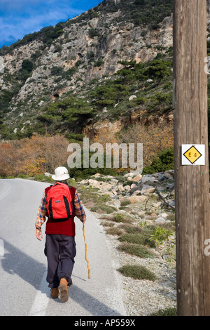 Griechenland West Kreta Walker auf dem Wanderweg E4 in der Nähe von Platanos Stockfoto