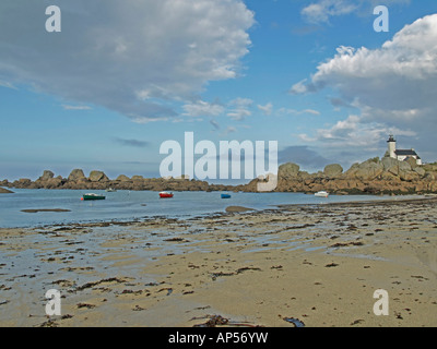 Leuchtturm Leuchtturm Pontusval am steinigen Strand mit Granit Felsen, an der Küste in der Nähe von Kerlouan in Finistere Brittany France Stockfoto