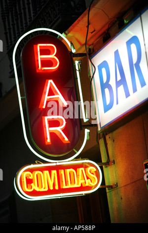 Leuchtreklame Bar in der Nacht, Madrid, Spanien Stockfoto