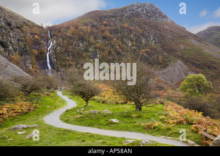 Pfad verfolgen, aber fällt oder Rhaeadr Fawr in Coedydd Aber National Nature Reserve in Snowdonia National Park im Herbst Abergwyngregyn Gwynedd Wales UK Stockfoto