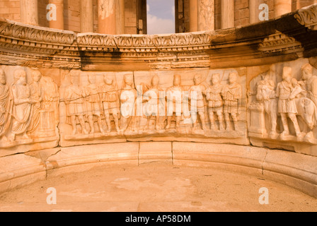 Nischen vor dem Theater mit römischen Militärfiguren und Opferszenen Sabratha, Libyen, Nordafrika. Stockfoto