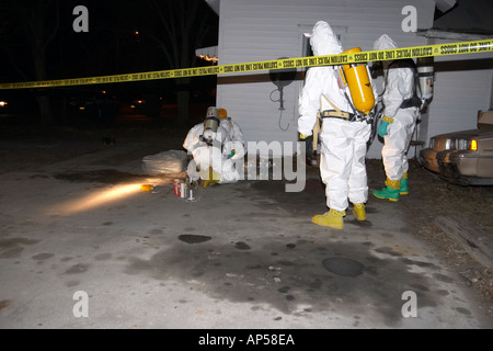 Polizei und Deputy Sheriffs untersuchen ein Methamphetamin Labor in einem Wohngebiet in Nebraska, USA. Stockfoto