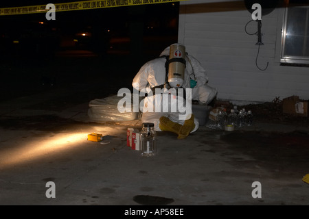 Polizei und Deputy Sheriffs untersuchen ein Methamphetamin Labor in einem Wohngebiet in Nebraska, USA. Stockfoto