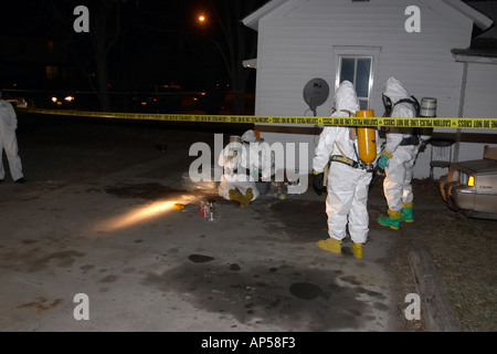 Polizei und Deputy Sheriffs untersuchen ein Methamphetamin Labor in einem Wohngebiet in Nebraska, USA. Stockfoto