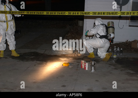 Polizei und Deputy Sheriffs untersuchen ein Methamphetamin Labor in einem Wohngebiet in Nebraska, USA. Stockfoto